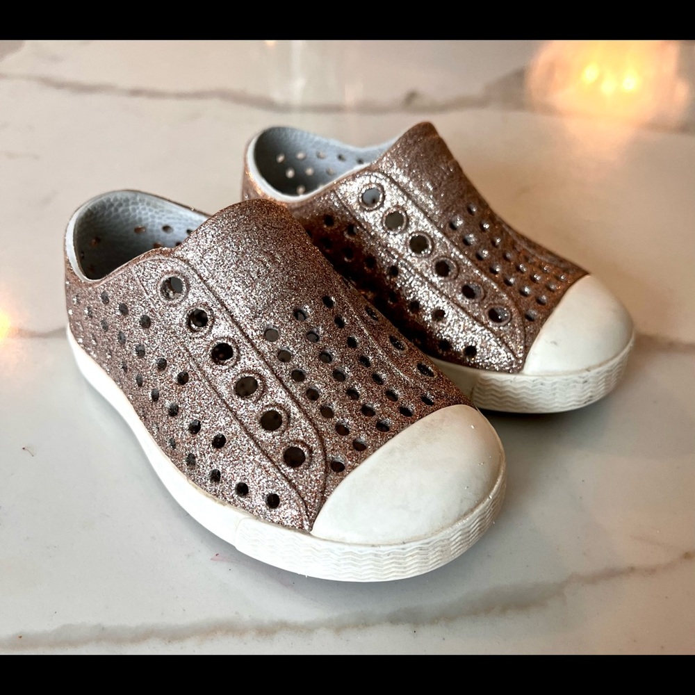 Native — toddler shoes in Metal Bling/Shell White